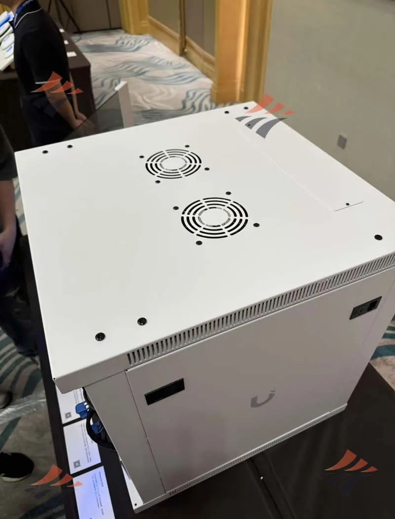 同一組 UniFi 企業級機櫃的頂部